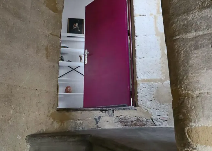 La Tour Des Songes Place Dampmartin Uzès